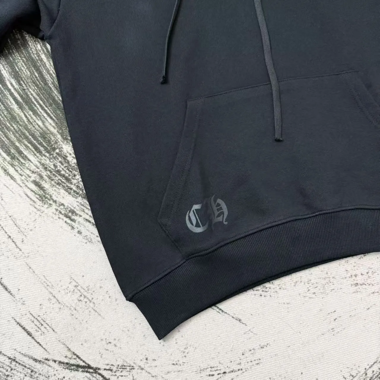 P260 Chrome Hearts Miami Limited Horseshoe Hooded Sweatshirt, the same model as ChromeHearts counters. Made of 430g double-ply double-yarn pure cotton terry fabric. Original customization. Details are restored in place. Very textured on the handle. Three-dimensional and atmospheric. Versatile and easy to wear in autumn. Simple and elegant. Adopting os version. The upper body effect is very good. Suitable for all body types. Soft and comfortable. CH letter offset printing on the front and horseshoe Sanskrit offset printing on the back. Small markings on the hem. Resistant to machine washability. Does not fade. No deformation, complete accessories, original mold opening, perfect restoration of zp 2:1, same style for men and women, versatile and not picky, size s m l xl color black